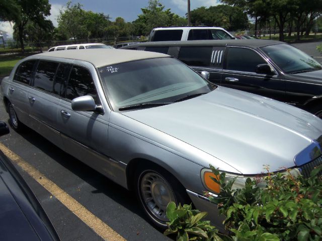 2002 Lincoln Town Car 4X4 SLE Regular Cab