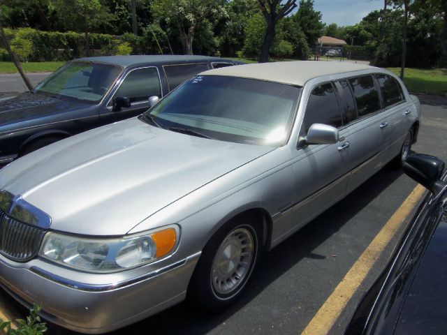 2002 Lincoln Town Car 4X4 SLE Regular Cab