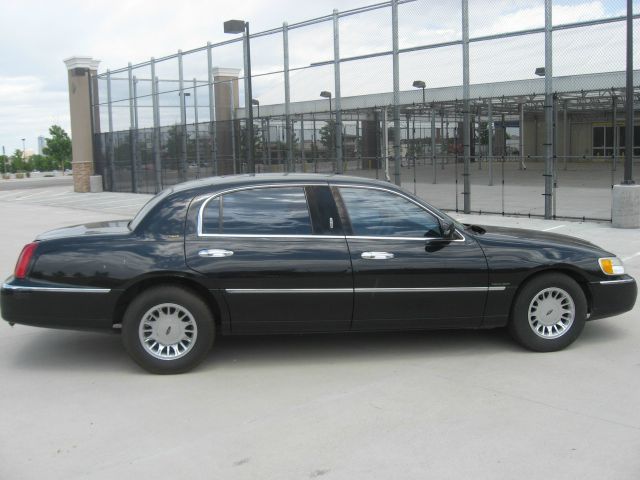 2002 Lincoln Town Car 2WD 4dr Supercab 126