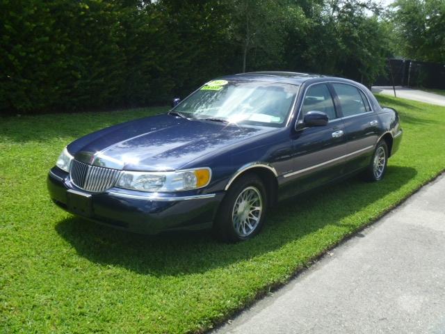 2002 Lincoln Town Car SLT1 AWD