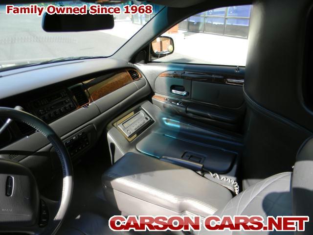 2002 Lincoln Town Car Unknown