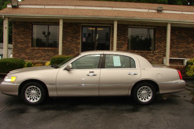 2002 Lincoln Town Car DOWN 4.9 WAC