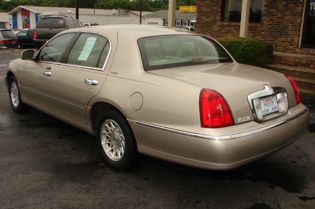 2002 Lincoln Town Car DOWN 4.9 WAC