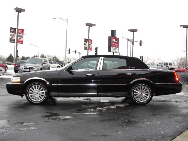 2003 Lincoln Town Car DOWN 4.9 WAC