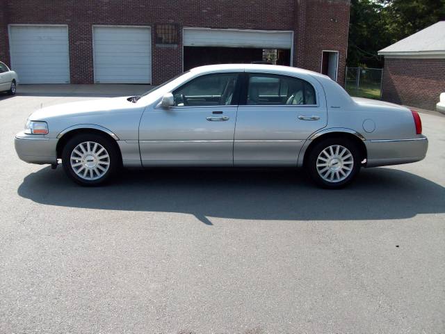 2003 Lincoln Town Car DOWN 4.9 WAC