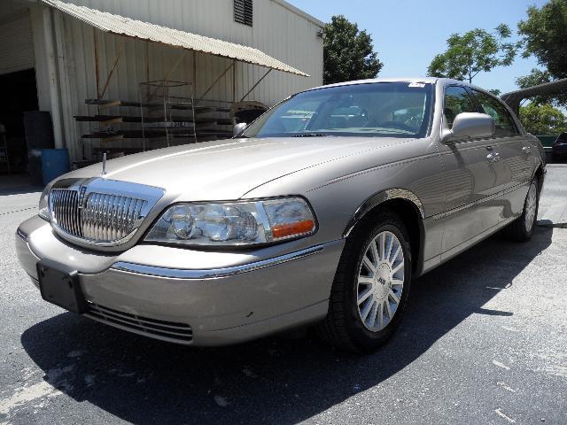 2003 Lincoln Town Car SLT1 AWD