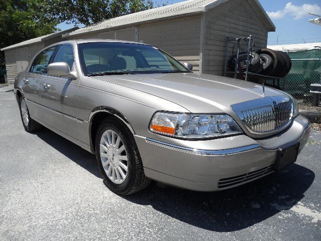 2003 Lincoln Town Car SLT1 AWD