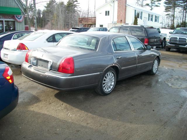 2003 Lincoln Town Car Unknown