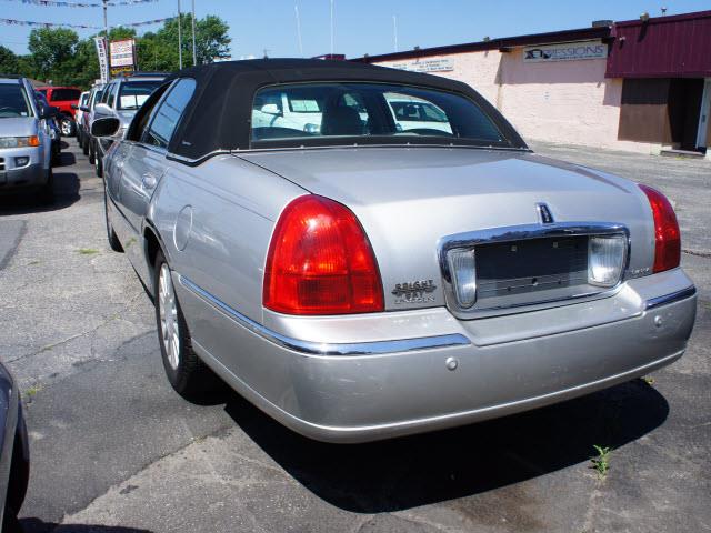 2003 Lincoln Town Car DOWN 4.9 WAC