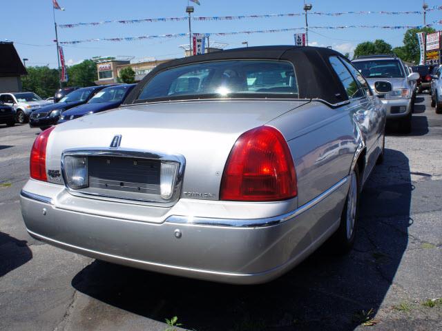 2003 Lincoln Town Car DOWN 4.9 WAC