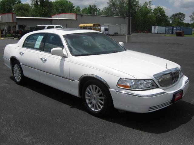 2003 Lincoln Town Car DOWN 4.9 WAC