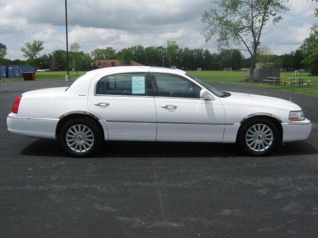 2003 Lincoln Town Car DOWN 4.9 WAC