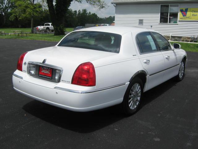 2003 Lincoln Town Car DOWN 4.9 WAC