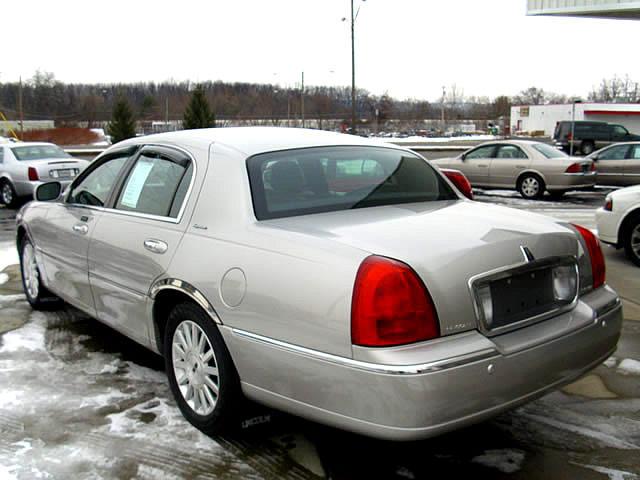 2003 Lincoln Town Car DOWN 4.9 WAC