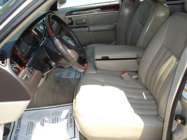 2003 Lincoln Town Car DOWN 4.9 WAC