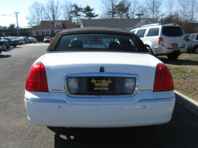 2003 Lincoln Town Car DOWN 4.9 WAC