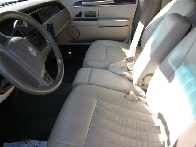 2003 Lincoln Town Car DOWN 4.9 WAC