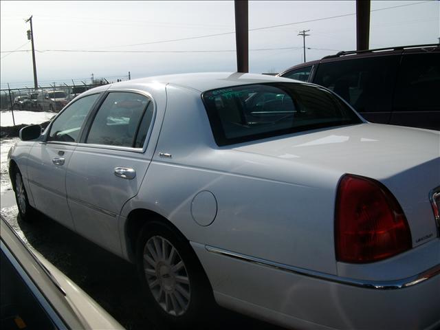 2003 Lincoln Town Car DOWN 4.9 WAC