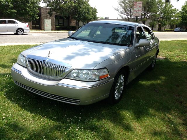 2003 Lincoln Town Car DOWN 4.9 WAC