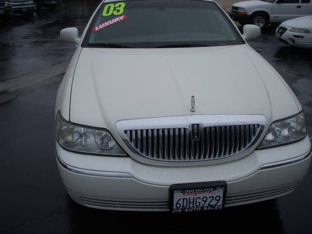 2003 Lincoln Town Car DOWN 4.9 WAC