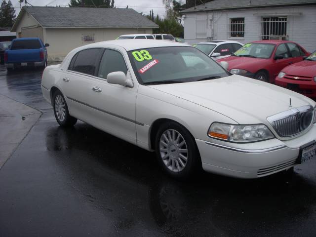 2003 Lincoln Town Car DOWN 4.9 WAC