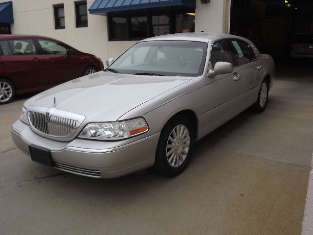 2003 Lincoln Town Car DOWN 4.9 WAC