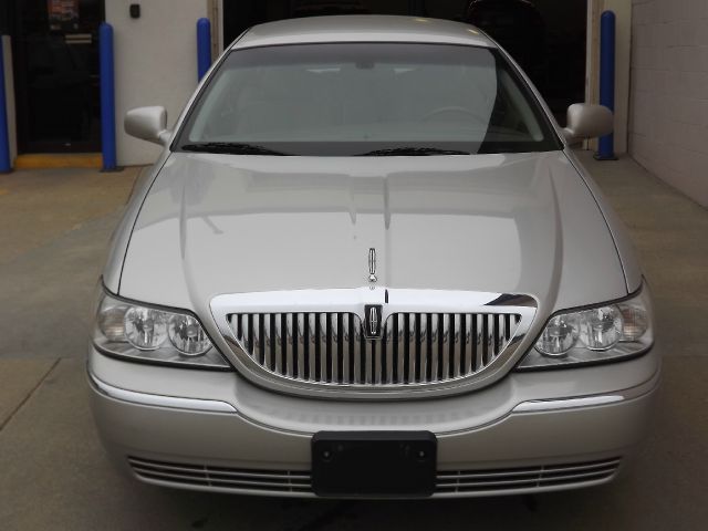 2003 Lincoln Town Car DOWN 4.9 WAC