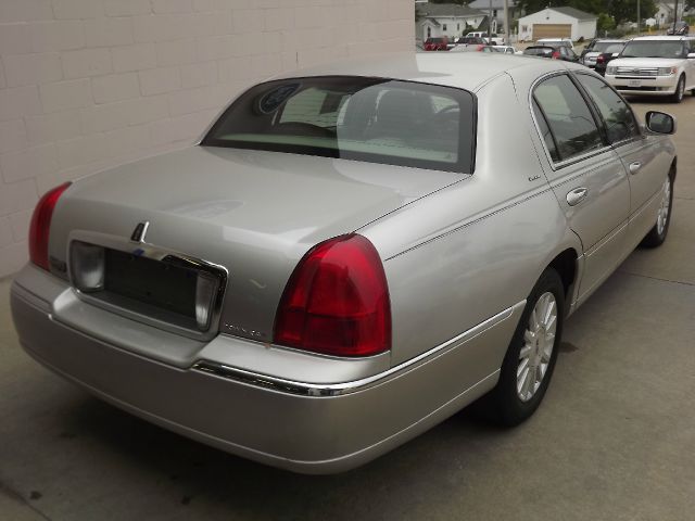 2003 Lincoln Town Car DOWN 4.9 WAC