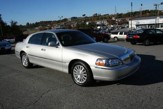 2003 Lincoln Town Car DOWN 4.9 WAC