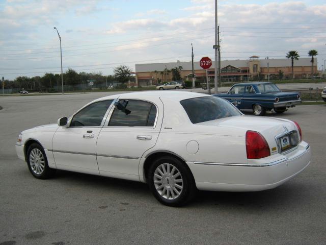 2003 Lincoln Town Car Unknown