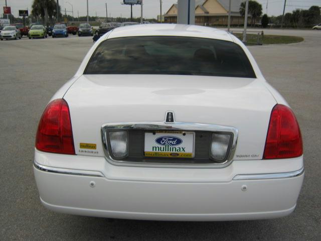 2003 Lincoln Town Car Unknown