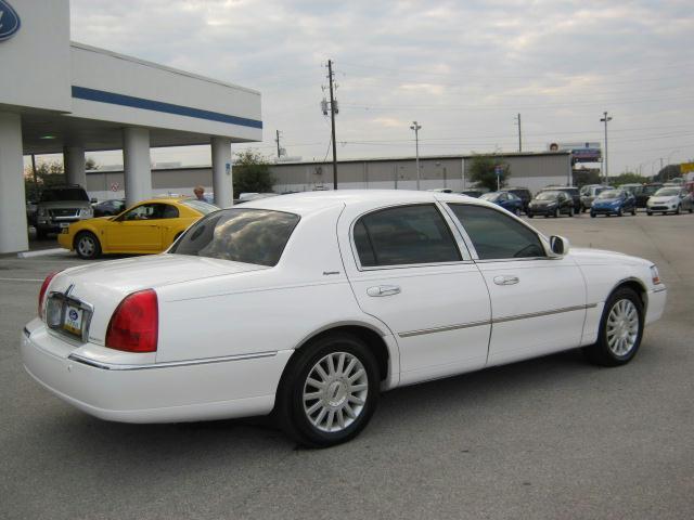 2003 Lincoln Town Car Unknown