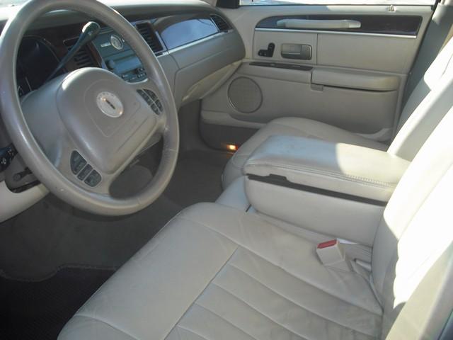 2003 Lincoln Town Car DOWN 4.9 WAC