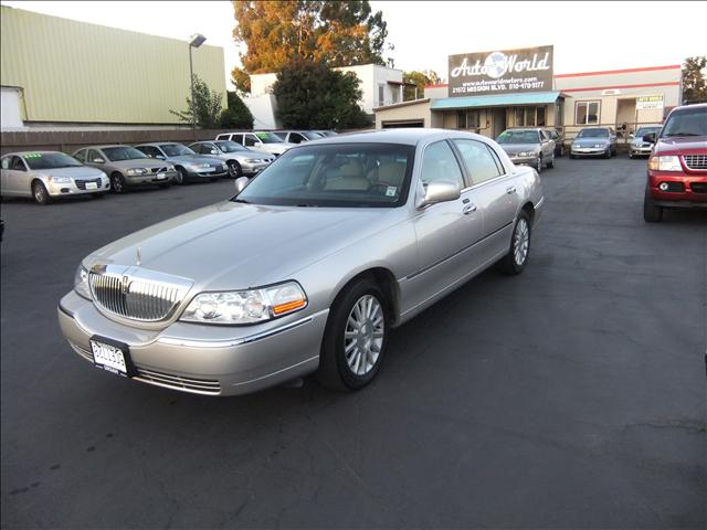 2003 Lincoln Town Car SLT1 AWD