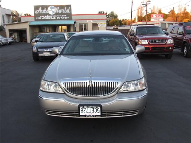 2003 Lincoln Town Car SLT1 AWD