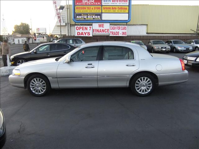 2003 Lincoln Town Car SLT1 AWD