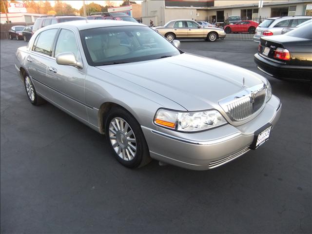 2003 Lincoln Town Car SLT1 AWD