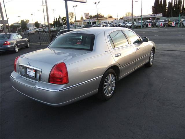 2003 Lincoln Town Car SLT1 AWD