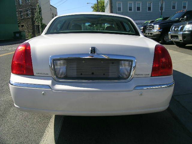 2003 Lincoln Town Car DOWN 4.9 WAC