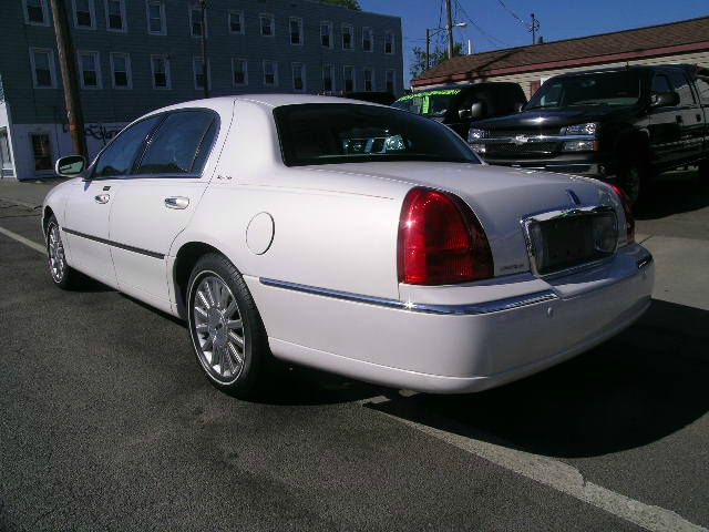 2003 Lincoln Town Car DOWN 4.9 WAC