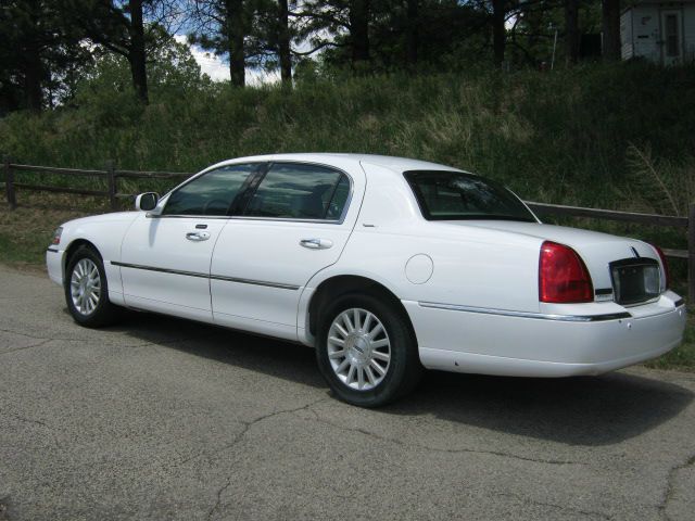 2003 Lincoln Town Car LT FWD 1SD