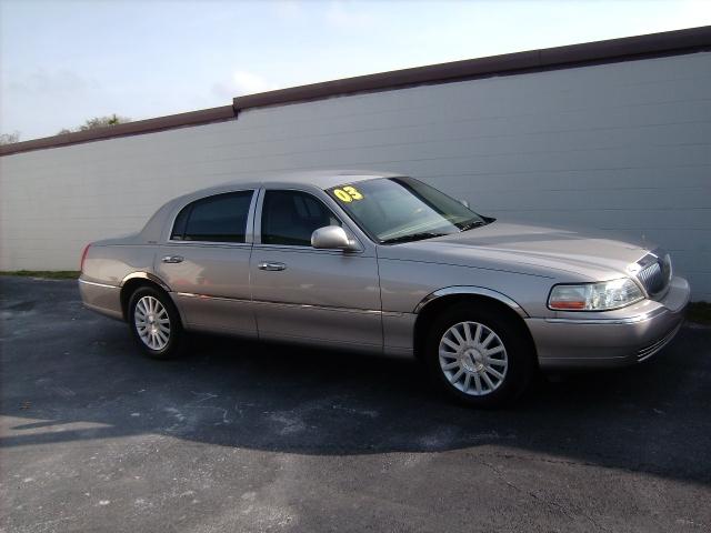 2003 Lincoln Town Car SLT1 AWD