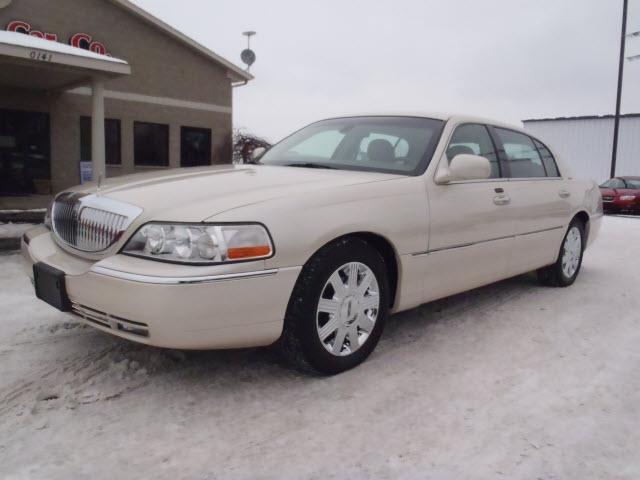 2003 Lincoln Town Car 2WD 4dr Supercab 126