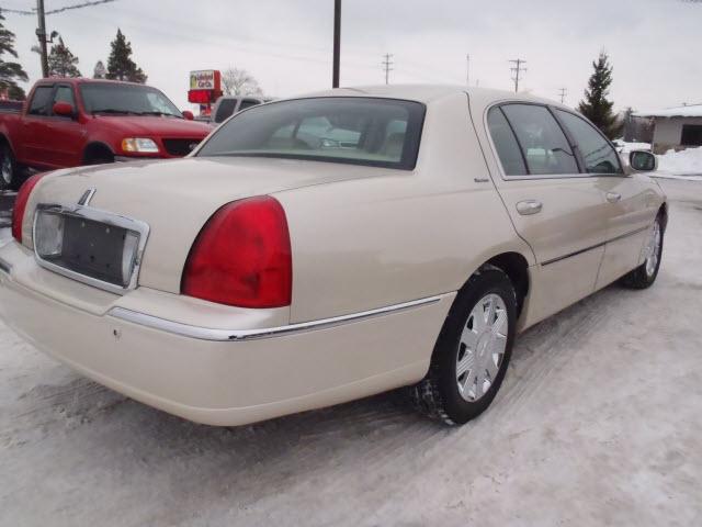 2003 Lincoln Town Car 2WD 4dr Supercab 126