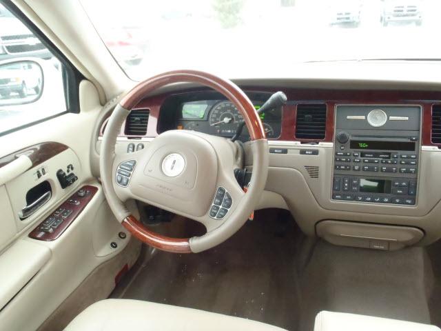 2003 Lincoln Town Car 2WD 4dr Supercab 126