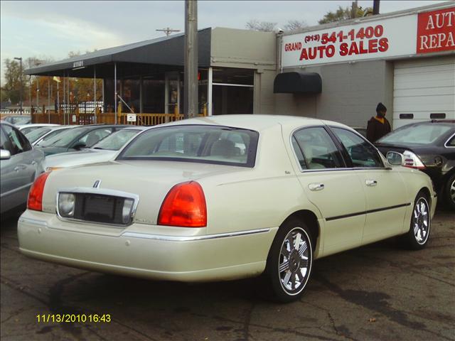 2003 Lincoln Town Car 2WD CREW CAB 12