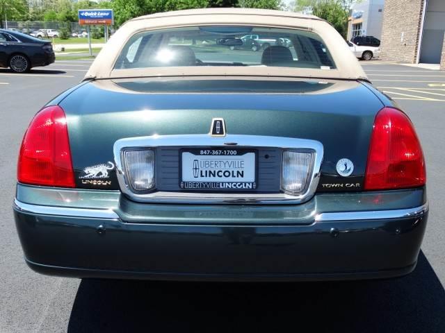 2003 Lincoln Town Car LT FWD 1SD