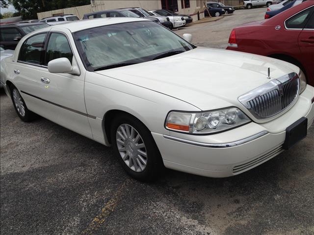 2003 Lincoln Town Car DOWN 4.9 WAC