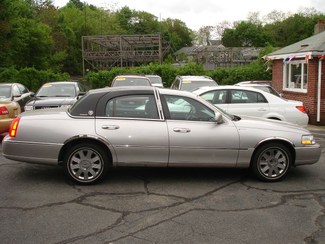 2004 Lincoln Town Car GLS PZEV