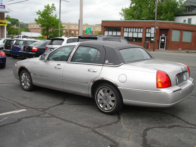 2004 Lincoln Town Car GLS PZEV